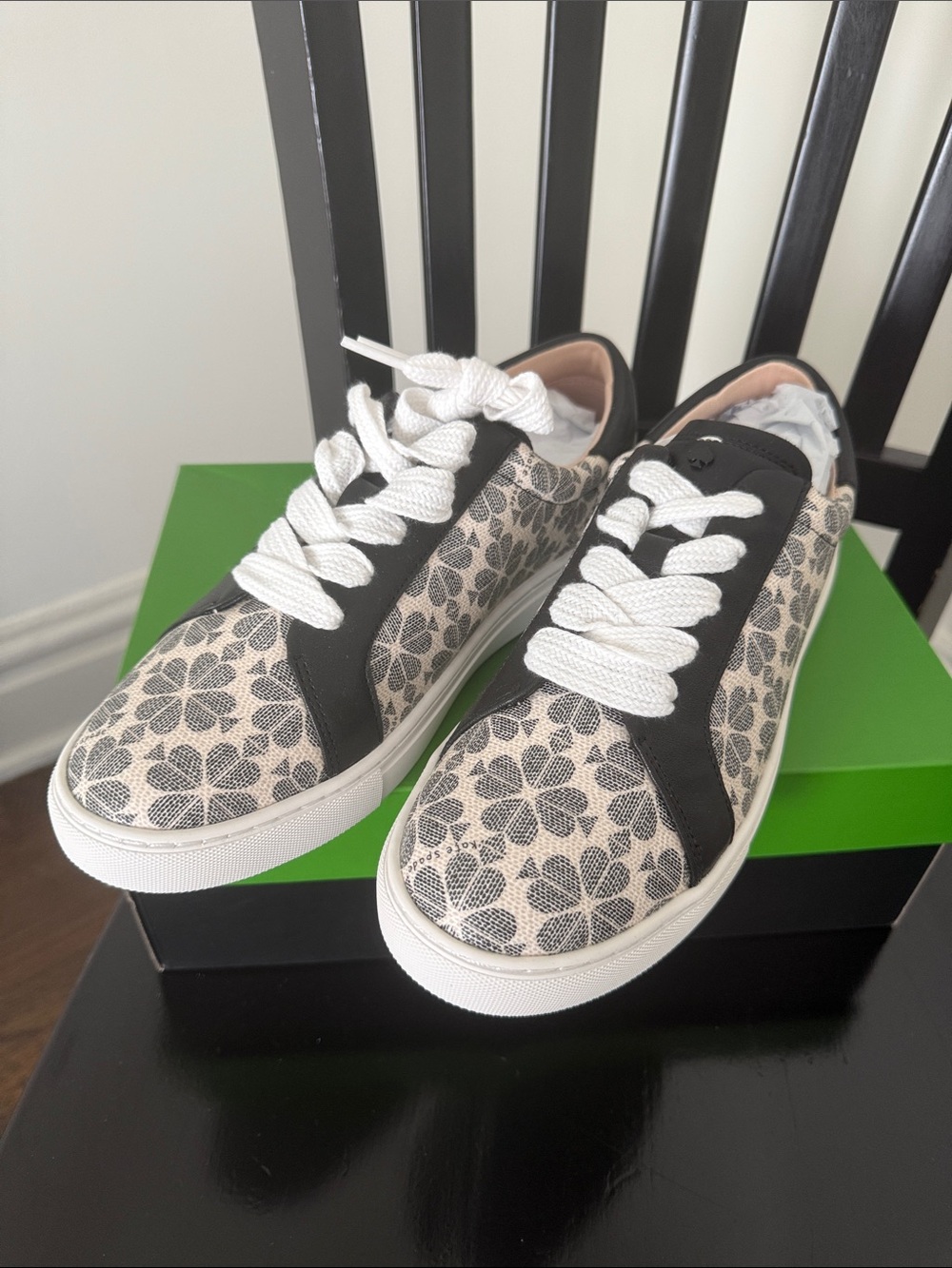 Kate Spade”Erin” Spade Flower 9 Black & White Leather Sneaker - Women NIB